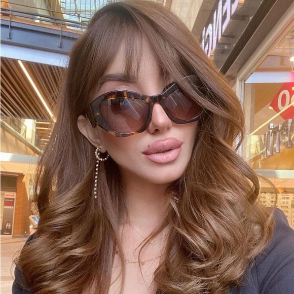 New-PRADA SPR07Y Cat Eye shape, crafted from premium Acetate. - Picture 4 of 15